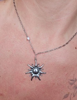 Collier soleil & perle d’eau douce en acier inoxydable | NAPHEA