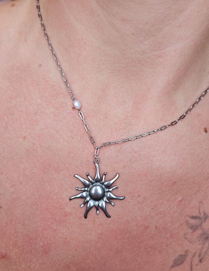 Collier soleil & perle d’eau douce en acier inoxydable | NAPHEA