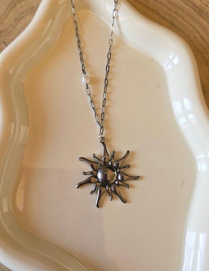 Collier soleil & perle d’eau douce en acier inoxydable | NAPHEA