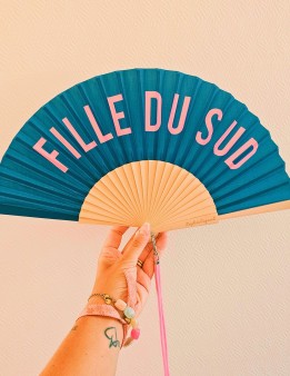 Éventail bleu en bambou Fille du Sud avec dragonne rose assortie