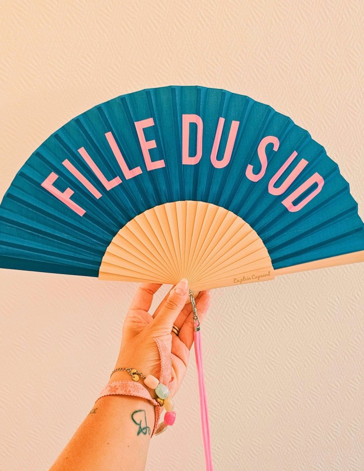Éventail bleu en bambou Fille du Sud avec dragonne rose assortie