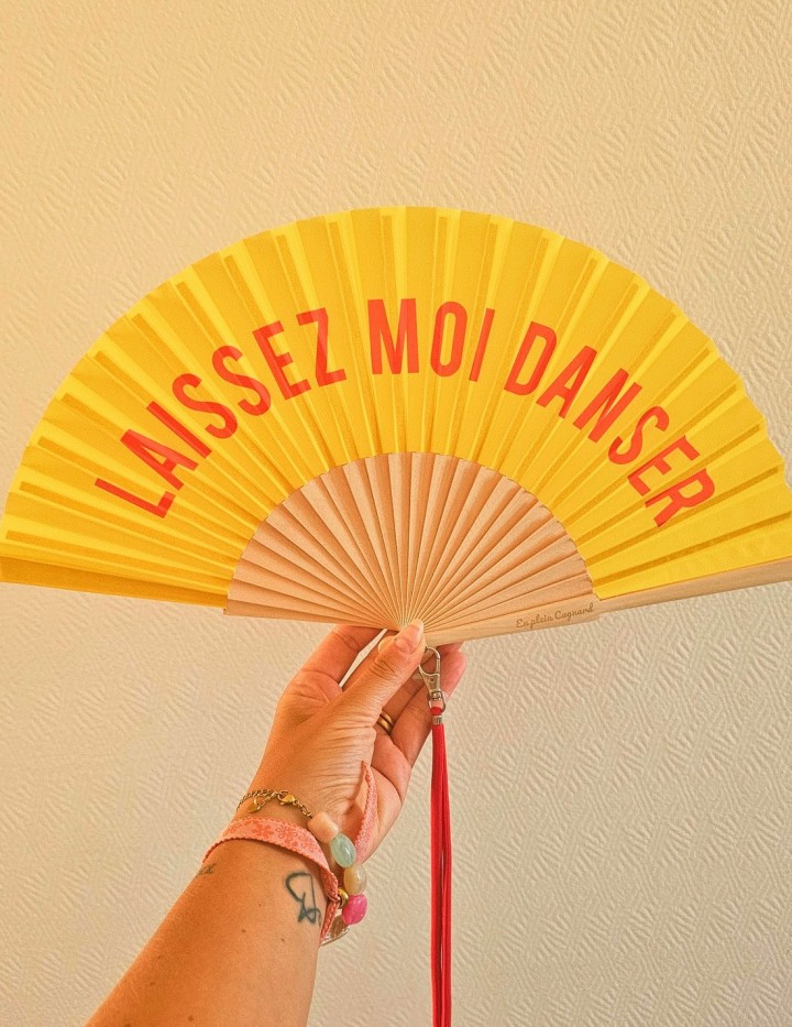 Éventail jaune en bambou Laissez-moi danser avec dragonne assortie