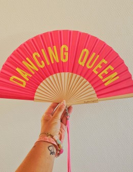 Éventail rose en bambou Dancing Queen avec lettres jaunes et dragonne assortie