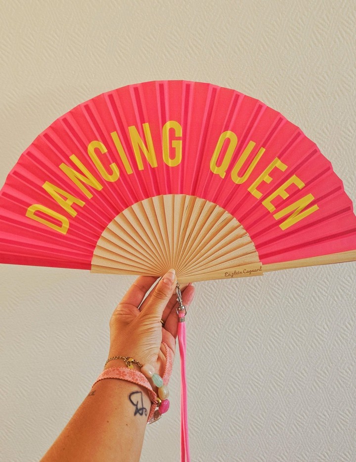 Éventail rose en bambou Dancing Queen avec lettres jaunes et dragonne assortie