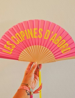 Éventail rose en bambou Les copines d’abord avec dragonne assortie