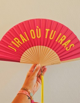 Éventail rose en bambou J’irai où tu iras avec dragonne assortie