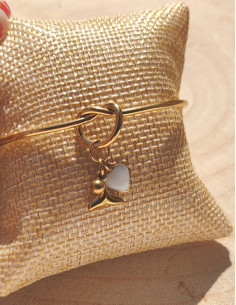 Zoom sur la nacre blanche du bracelet Serenna